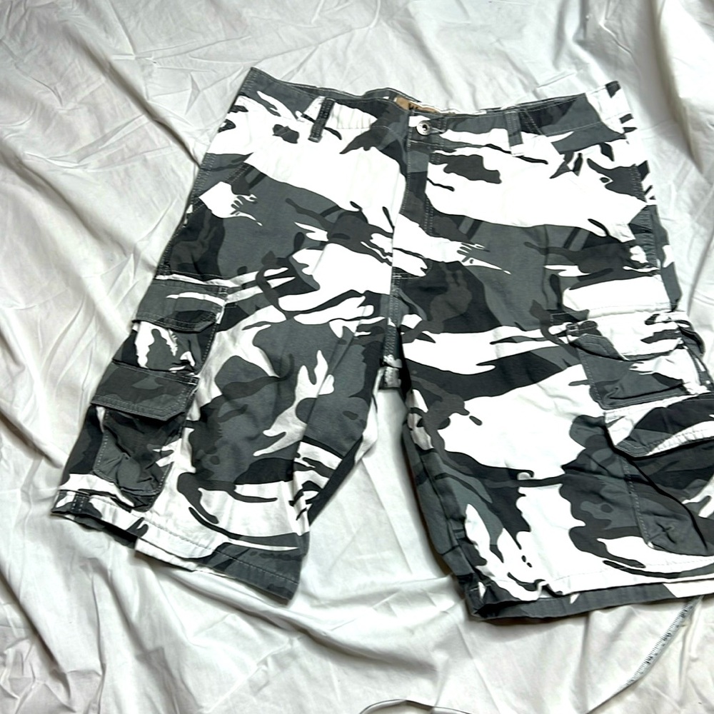 Wrangler cargo shorts camo like new size.34
